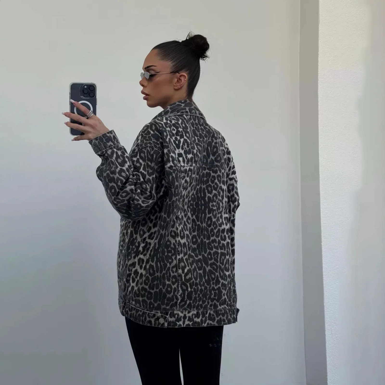 Handsome Street Casual Leopard Print Denim Jacket For Women Loose Pocket Button Trendy Retro Denim Jacket Mid-Length 241223