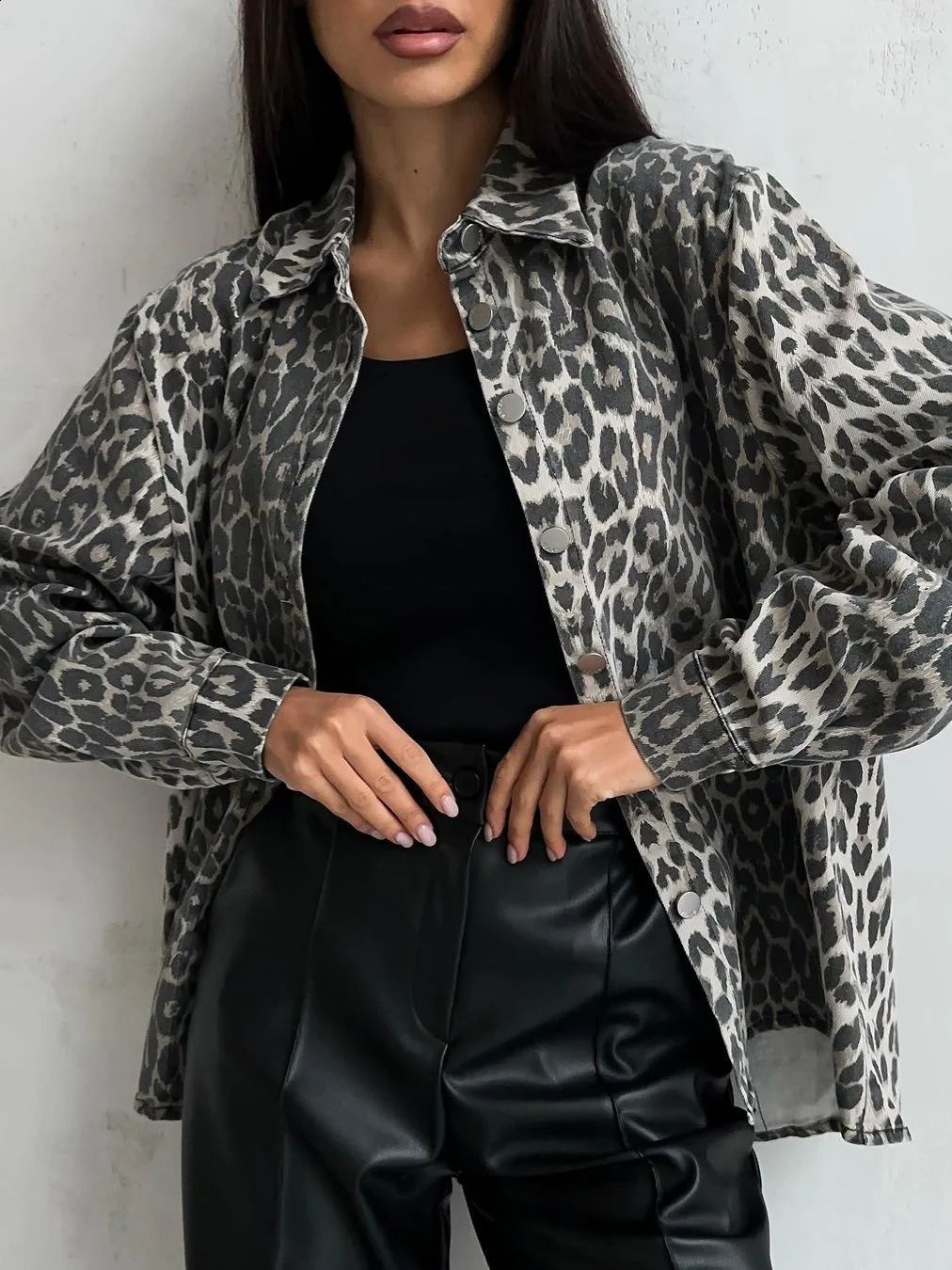 Handsome Street Casual Leopard Print Denim Jacket For Women Loose Pocket Button Trendy Retro Denim Jacket Mid-Length 241223
