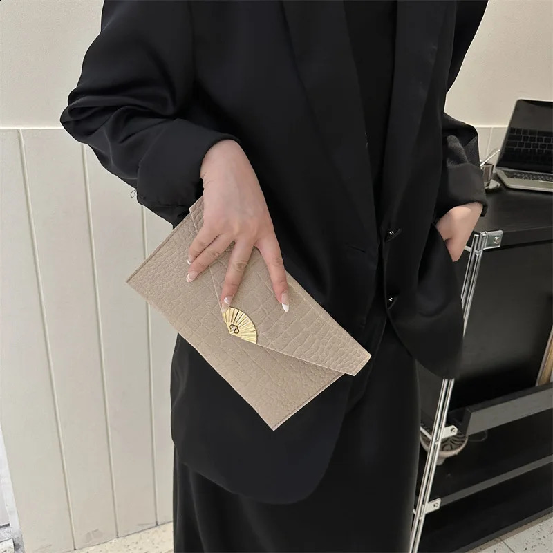 Casual Ladies Clutch Bag Simple Handheld Envelope Bags Felt Indentation Handbag Solid Color Business Womens Trend Bag 241224