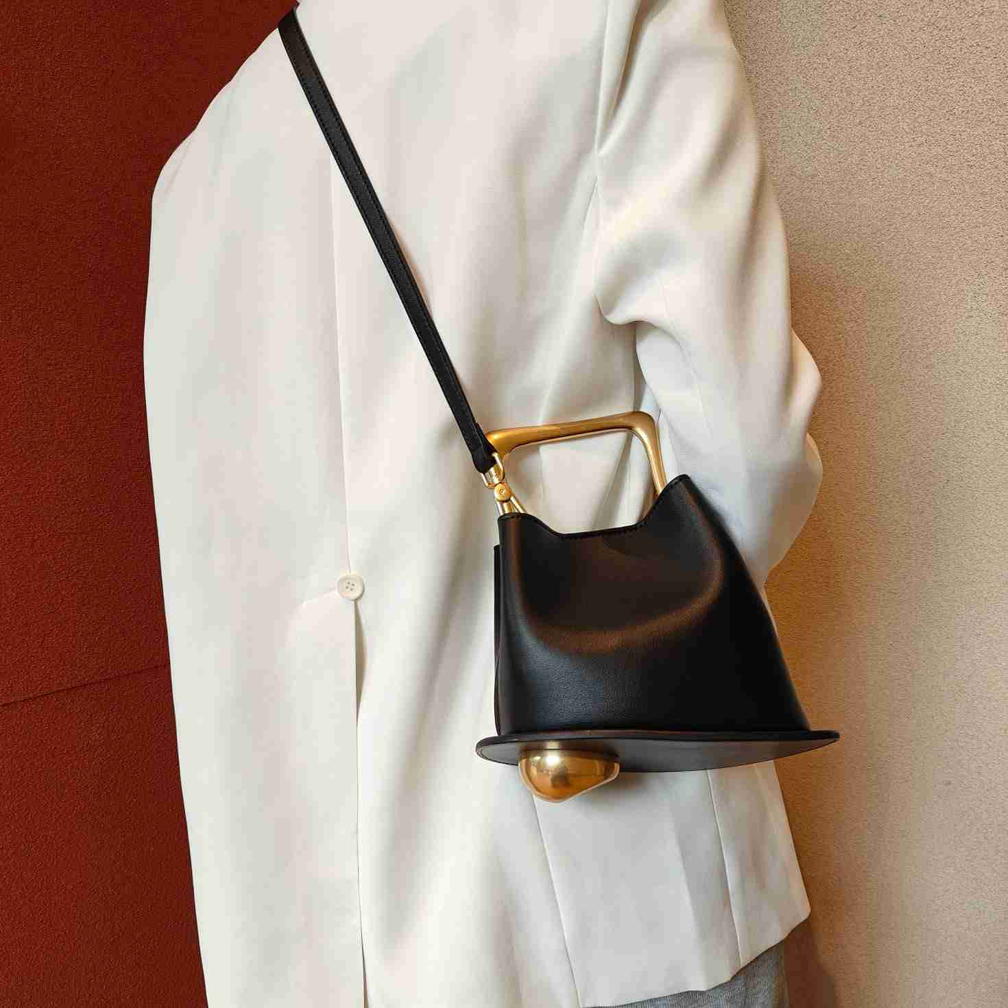 high-end commuting bucket bag, personalized handbag, cowhide vegetable basket, single shoulder crossbody women's bag 241215