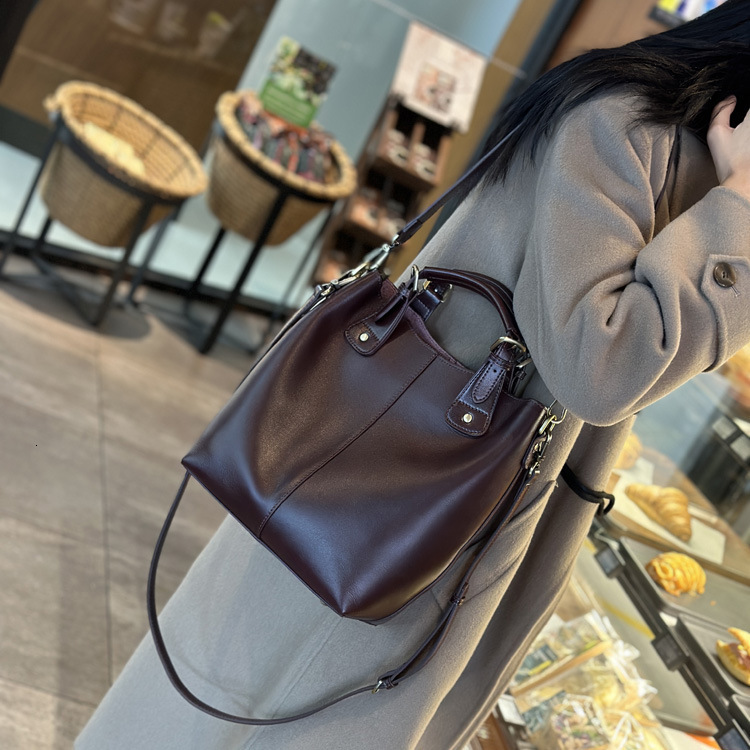 Genuine Leather Retro Fashion Crossbody Soft Commuter Handbag Bucket Bag For Women Shopping Cartoon BagVoyage