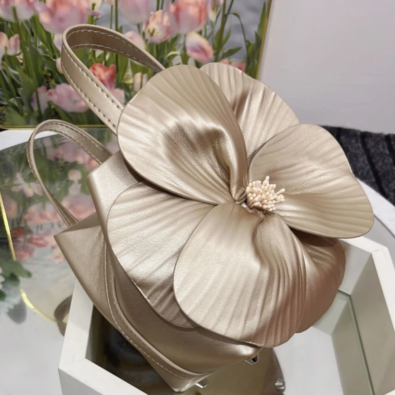Spring Arrivals Creative Flower Shaped Tote Bag Pleated PU Leather Womens Handabg Female Party Wedding Evening Clutch 241223