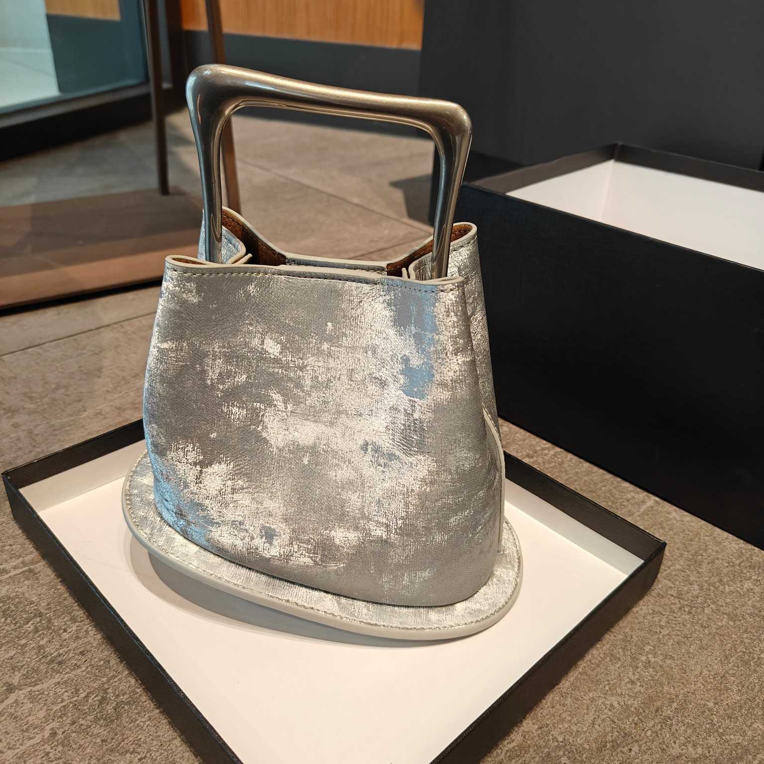 high-end commuting bucket bag, personalized handbag, cowhide vegetable basket, single shoulder crossbody women's bag 241215