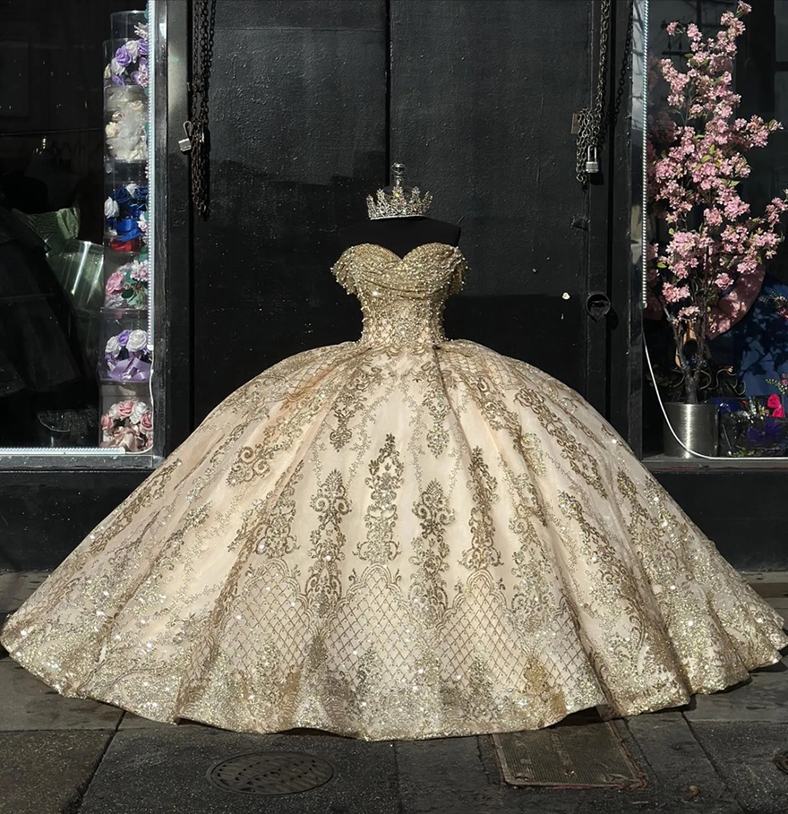 Luxurious gold princess quinceanera dresses ball gown off shoulder sparkly sequins lace vestido de quinceanera lace up back sweep train Sweet 15 Masqu