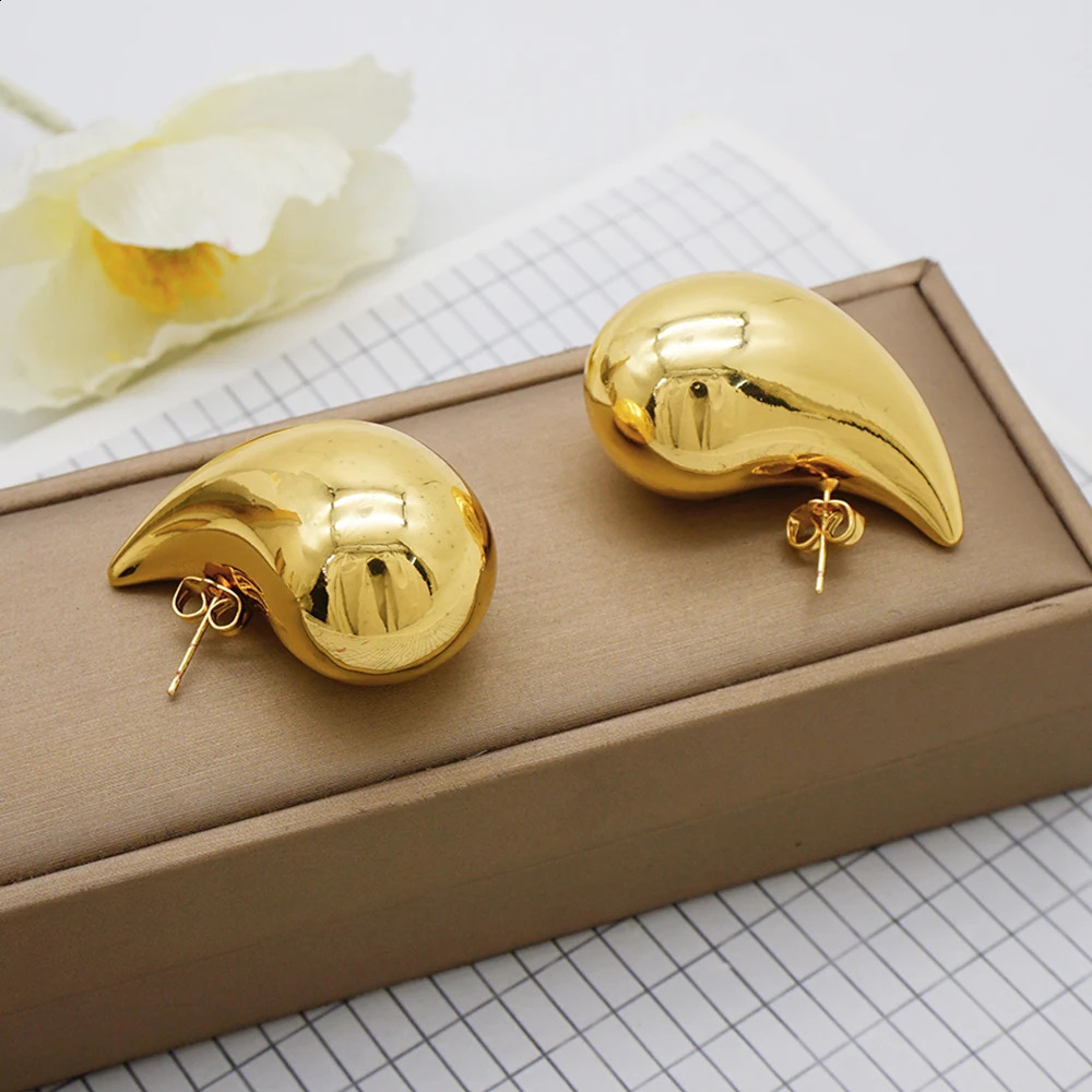 Golden large-sized water droplet hollow earrings for womens fashion earrings 241224