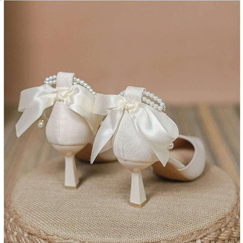 Classic pearl chain pump suitable for womens wedding shoes and womens shoes 241223