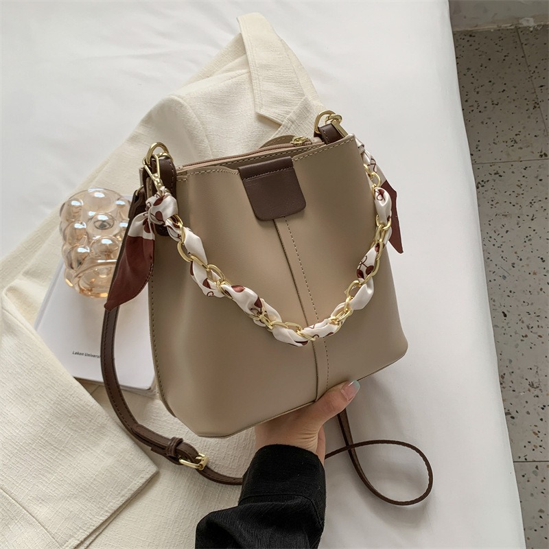 Stylish and simple women's bags new versatile shoulder bags contrasting colors and textures silk scarves chains bucket bags