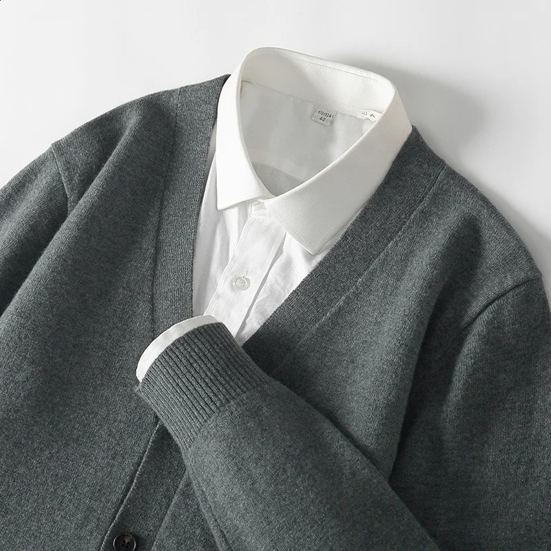 100% Merino wool mens V-neck cardigan cashmere sweater knitted high-quality solid color sweater for autumn and winter 241223