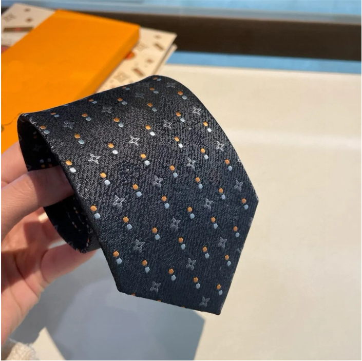 2025 New Business Designer Tie Mens Silk Coldie de haute qualité Cravatta Uomo Male Business Neckties Lettre Krawatte brodée avec Box Luxury Neck