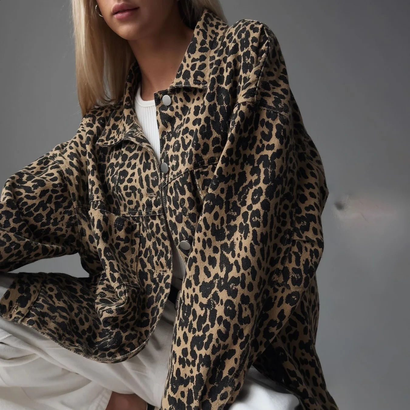 Handsome Street Casual Leopard Print Denim Jacket For Women Loose Pocket Button Trendy Retro Denim Jacket Mid-Length 241223