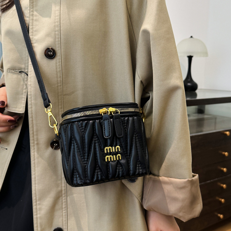 Free shipping 2025 new Single Shoulder Bags for Women lady flap black cosmetic bag crossbody bag
