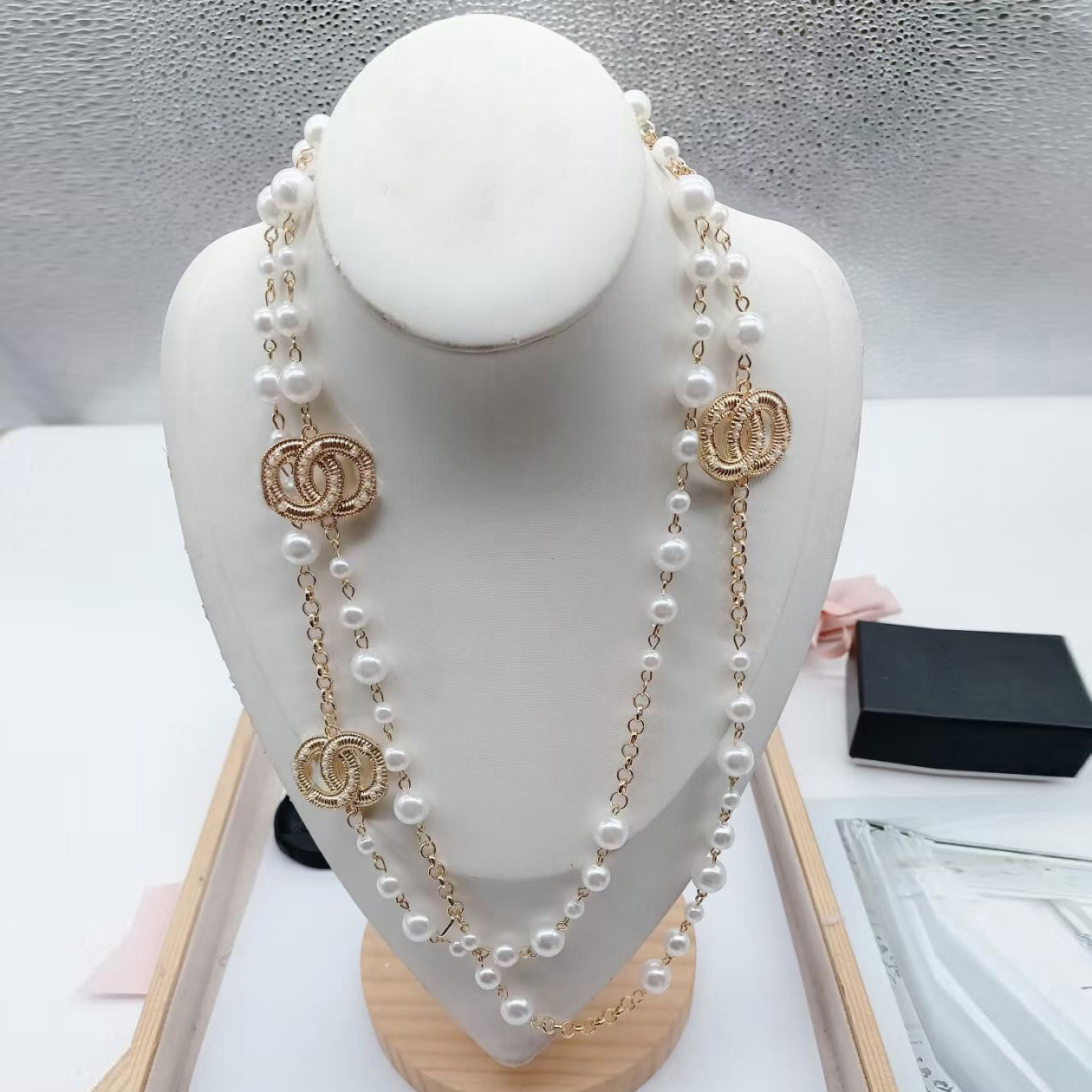 Fashion Pearl Necklace Classic Jewerly Women Necklace Choker Chain Crystal Rhinestone Round Letter Pearl Necklaces Long Sweater Chain Accessories Love Gifts