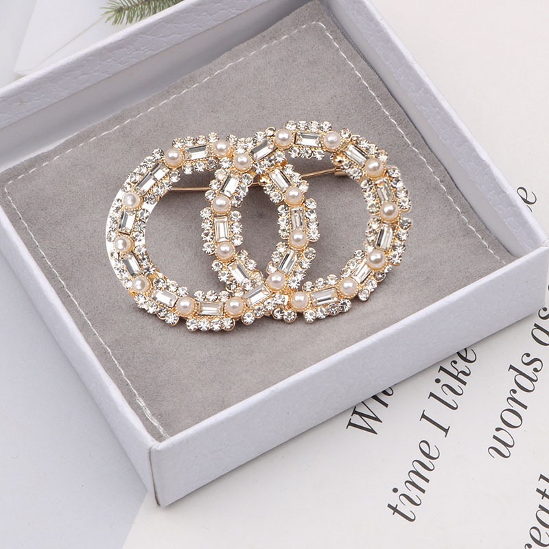New style inlaid fashionable pearl brooch temperament women's diamond brooch gold and silver letters Christmas gift hit the trend9106