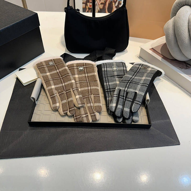 Vintage Plaid Mitte… - image