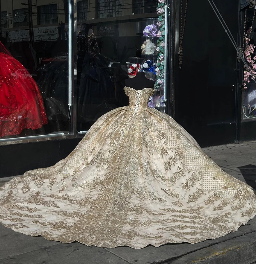 Luxurious gold princess quinceanera dresses ball gown off shoulder sparkly sequins lace vestido de quinceanera lace up back sweep train Sweet 15 Masqu