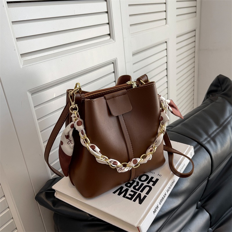 Stylish and simple women's bags new versatile shoulder bags contrasting colors and textures silk scarves chains bucket bags