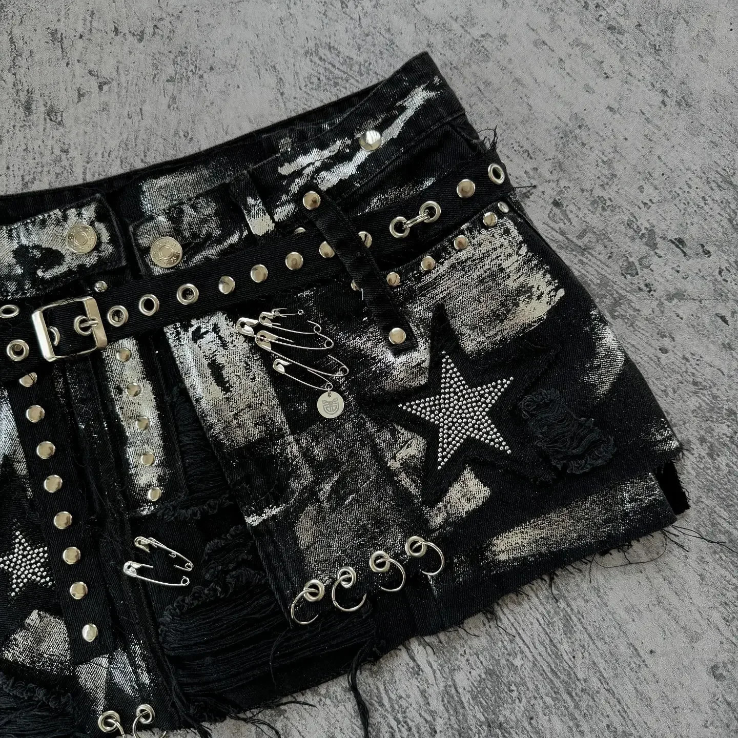 Streetwear Gothic girl retro denim skirt Harajuku star graphic mini skirt Y2K rhinestone rivet low waist slim suitable for hip skiing 241219