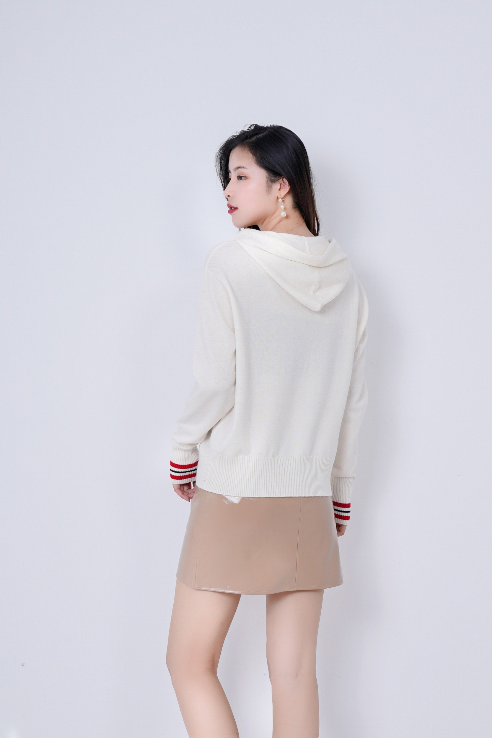 Chic Slim Cut Wool Pullover for Her - Soft & Warm Autumn Wardrobe Essential