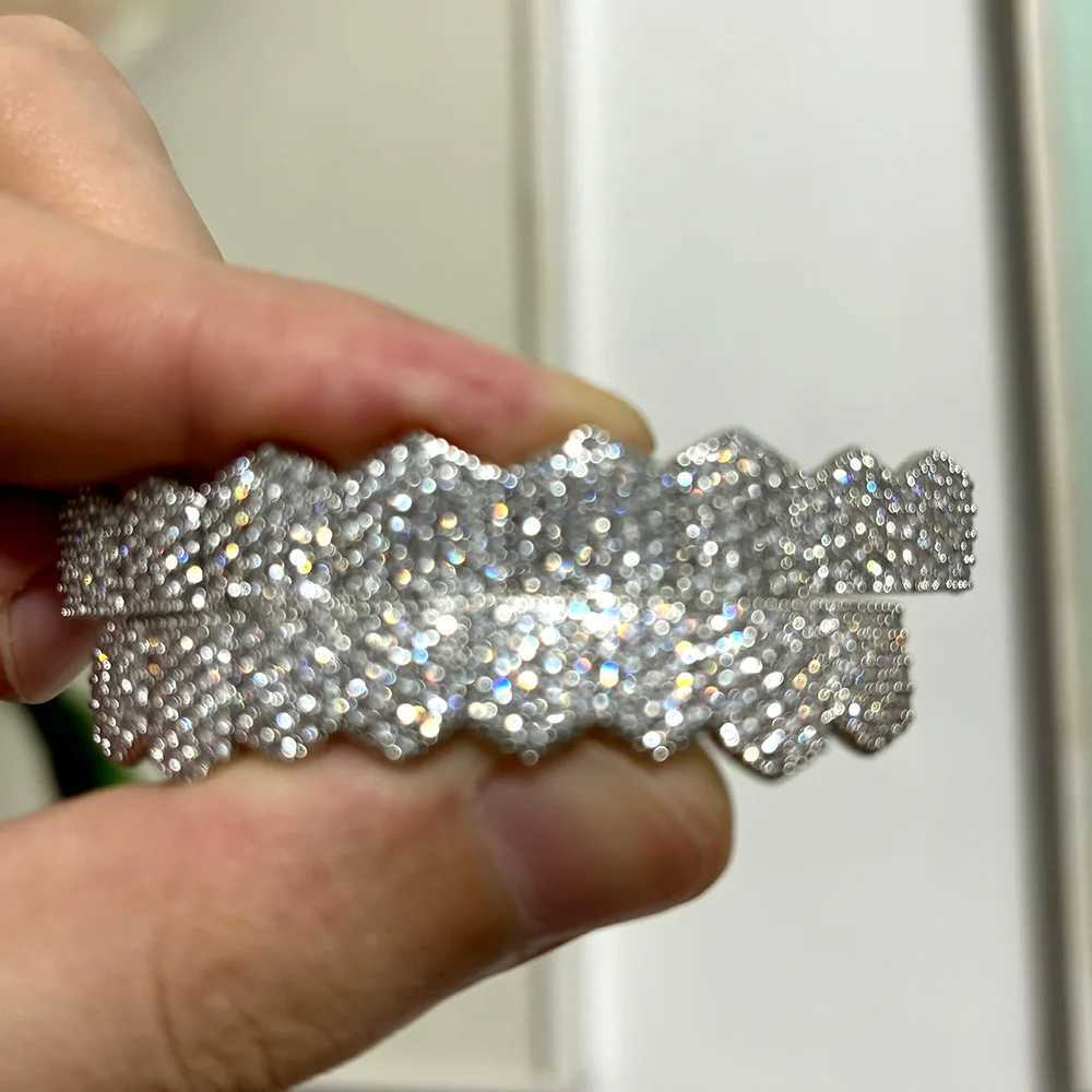YOUNGX Fashion 8/8 d Out CZ Stone Fangs Teeth Grillz Hip Hop Cubic Zircon Tooth Cs For Women Men Jewelry CosplayXJ241225