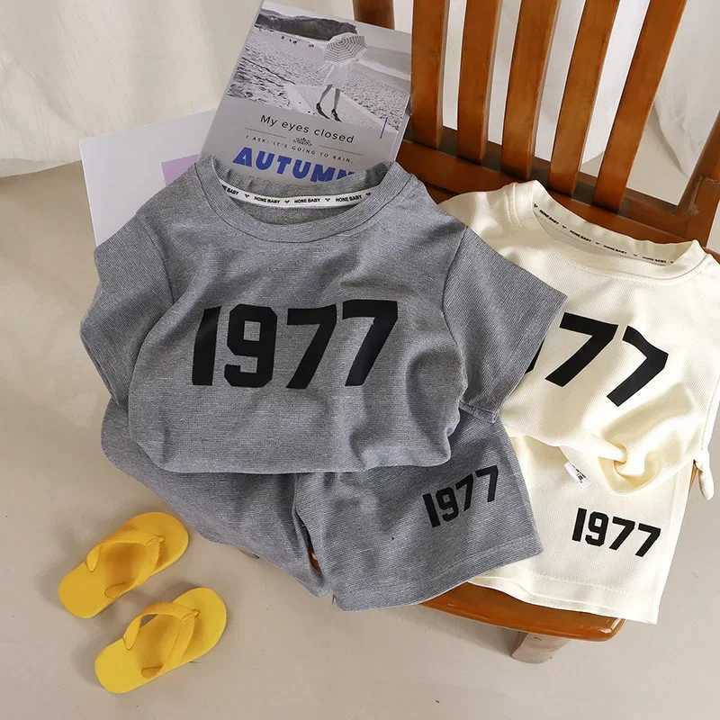 Clothing Sets Summer Baby Boy Clothes Kid Girl 1977 Print Tshirts and Shorts 2pcs Set Childrens Short Sleeve Top Bottom Casual TracksuitY241225E5RY