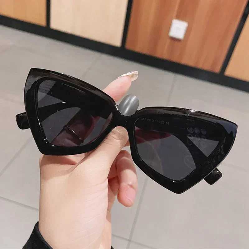 Fashionable cat eyes sun fashion Fem glasses luxurious Irregar frame Popar Wen travel sun waterproof X2412251