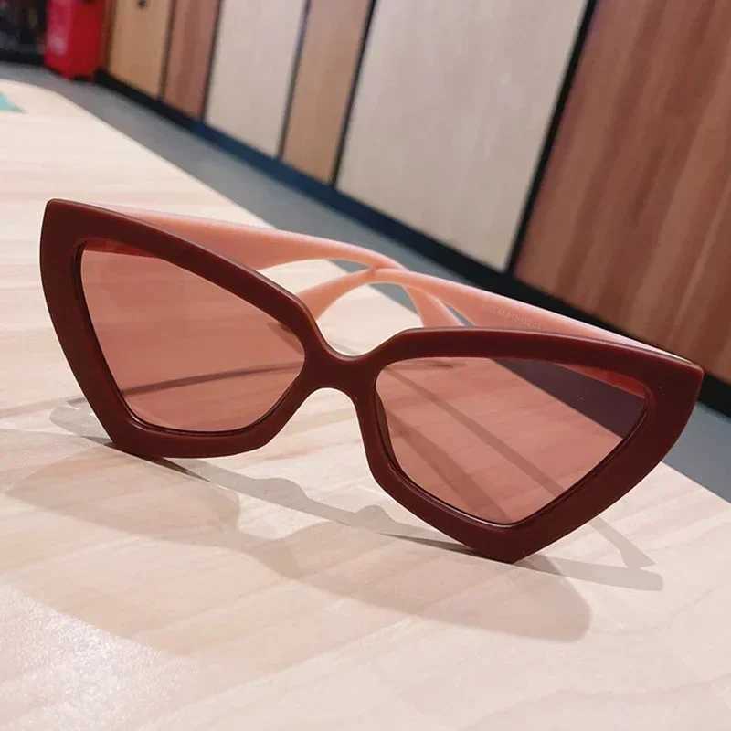 Fashionable cat eyes sun fashion Fem glasses luxurious Irregar frame Popar Wen travel sun waterproof X2412251