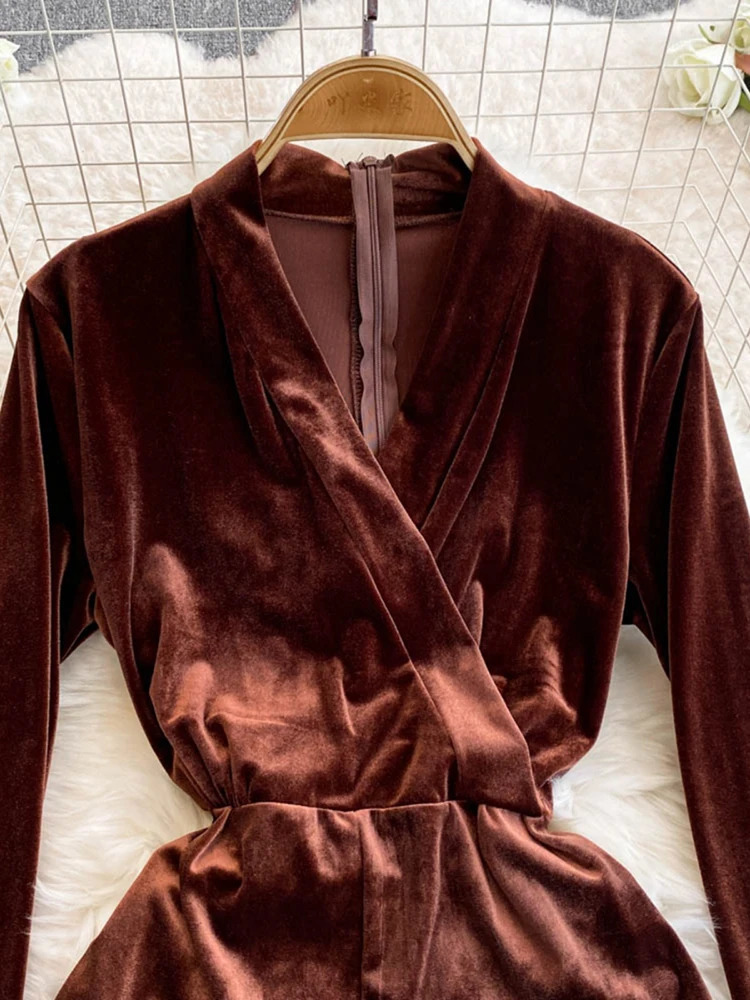 EWQ Winter Elegant Velvet Jumpsuit V-neck Strap Cinched Waist Slimming Minimalist High Waisted Wide Leg Jumpsuits 27X1844 241224