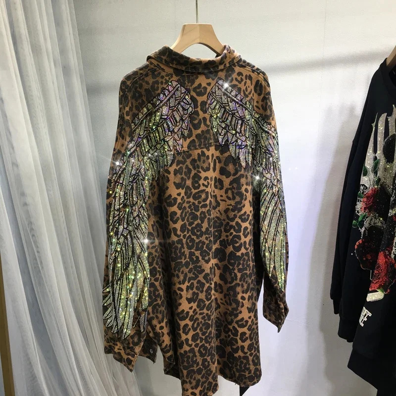 Unisex Diamonds Beaded Wings Denim Shirt Jacket Drilling Leopard Printed Thick Jeans Coat Medium Long Cardigan Tops 241223