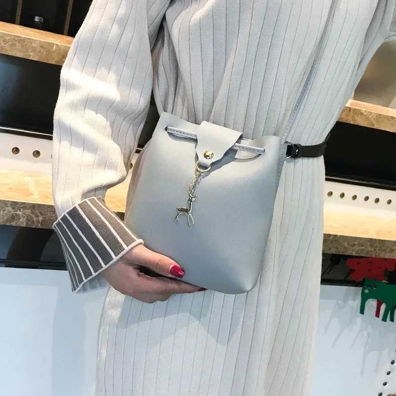 Vintage Deer Tassel Crossbody Bucket Bag PU Leather Luxury Female Shoulder Drstring Bag Solid Fn Crossbody Messenger HandbagXJ241225