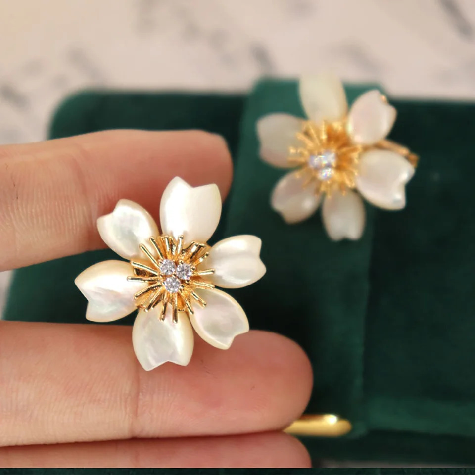 Trendy Sunflower Stud Earrings Copper Plated 18K Gold Light Jewellery Girls Fashion Gift Anniversary 241220