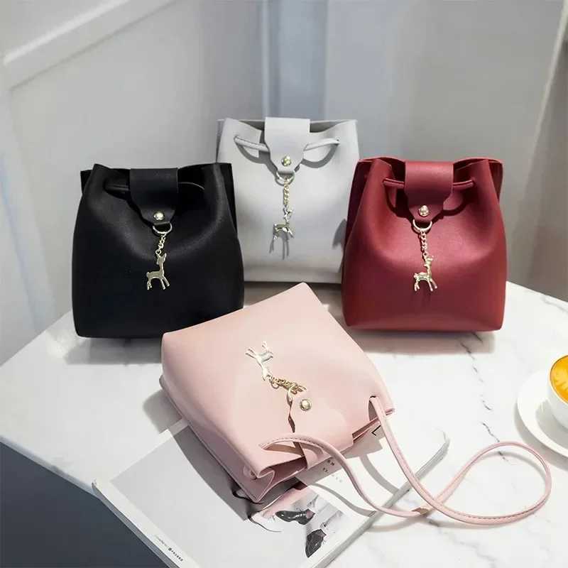 Vintage Deer Tassel Crossbody Bucket Bag PU Leather Luxury Female Shoulder Drstring Bag Solid Fn Crossbody Messenger HandbagXJ241225