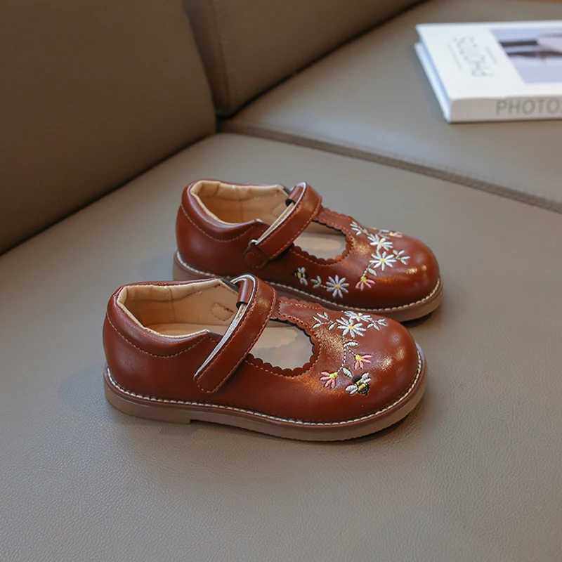 Athletic Outdoor Girls Embroidered Flowers Small Leather Shoes Dark Brown in Small Kid Baby Princess Shoes Autumn Models Beige Girls Single Shoes H241