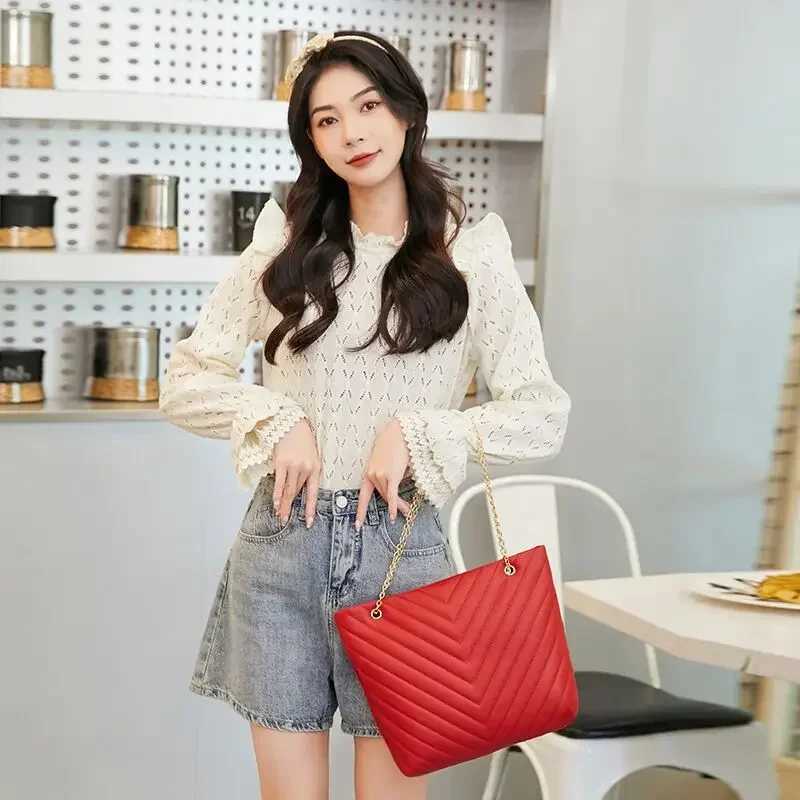 Womens Exquisite Shopping Bag Large Capacity Shoulder Bags High Quality Pu Leather Handbag Ladies Wild Bags Purses and HandbagsXJ241225