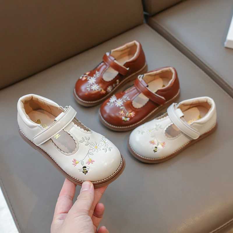 Athletic Outdoor Girls Embroidered Flowers Small Leather Shoes Dark Brown in Small Kid Baby Princess Shoes Autumn Models Beige Girls Single Shoes H241