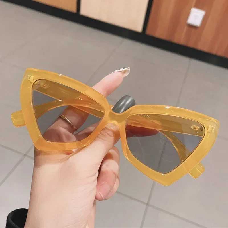 Fashionable cat eyes sun fashion Fem glasses luxurious Irregar frame Popar Wen travel sun waterproof X2412251