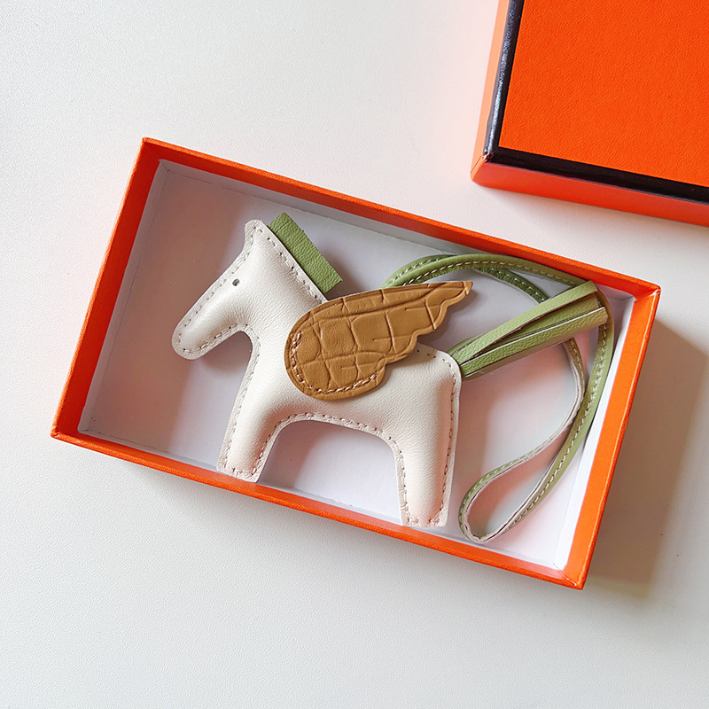 key chains woman Designer Key chain ring Accessories Fashion Pony Backpack Hand sewn real alligator skin Angel Pegasus keychain car pendant 111