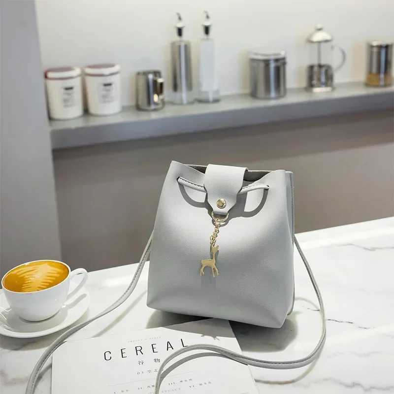 Vintage Deer Tassel Crossbody Bucket Bag PU Leather Luxury Female Shoulder Drstring Bag Solid Fn Crossbody Messenger HandbagXJ241225