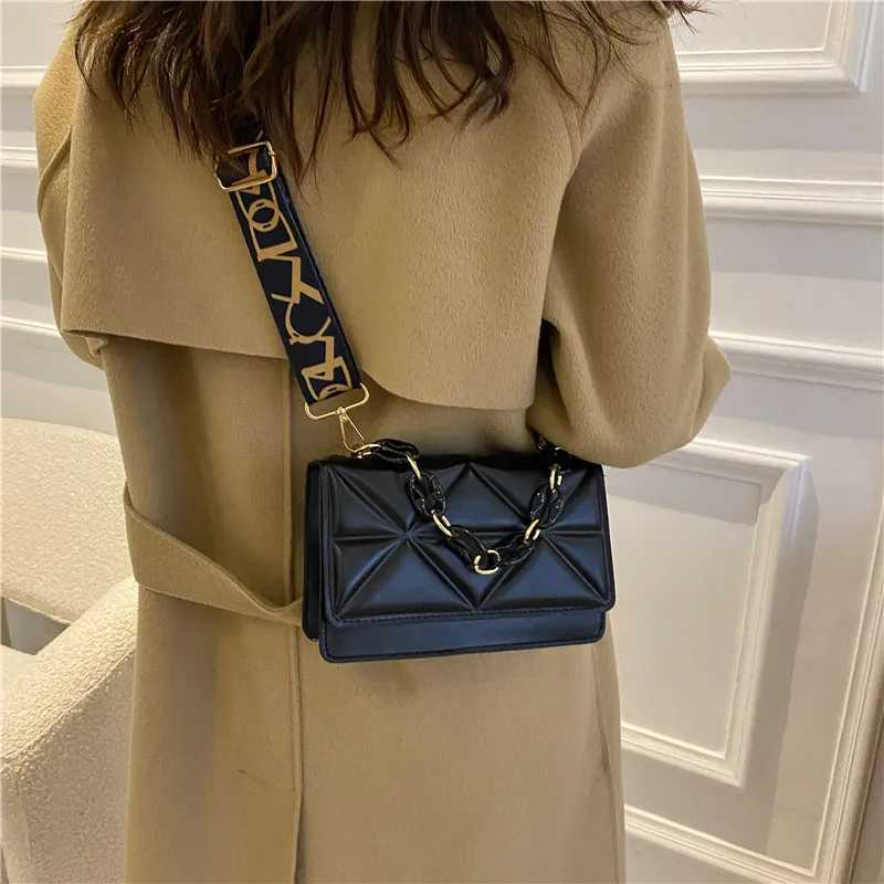 2024 New WOMENS Bags Korean Versi of the Lingge Chain Shoulder Bag Solid Color Messenger Small Square BagXJ241225