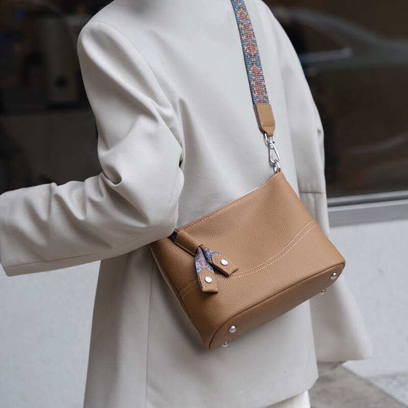 Genuine leather women's 2024 new top layer cowhide shoulder handbag Korean high-end feeling versatile crossbody bucket bag