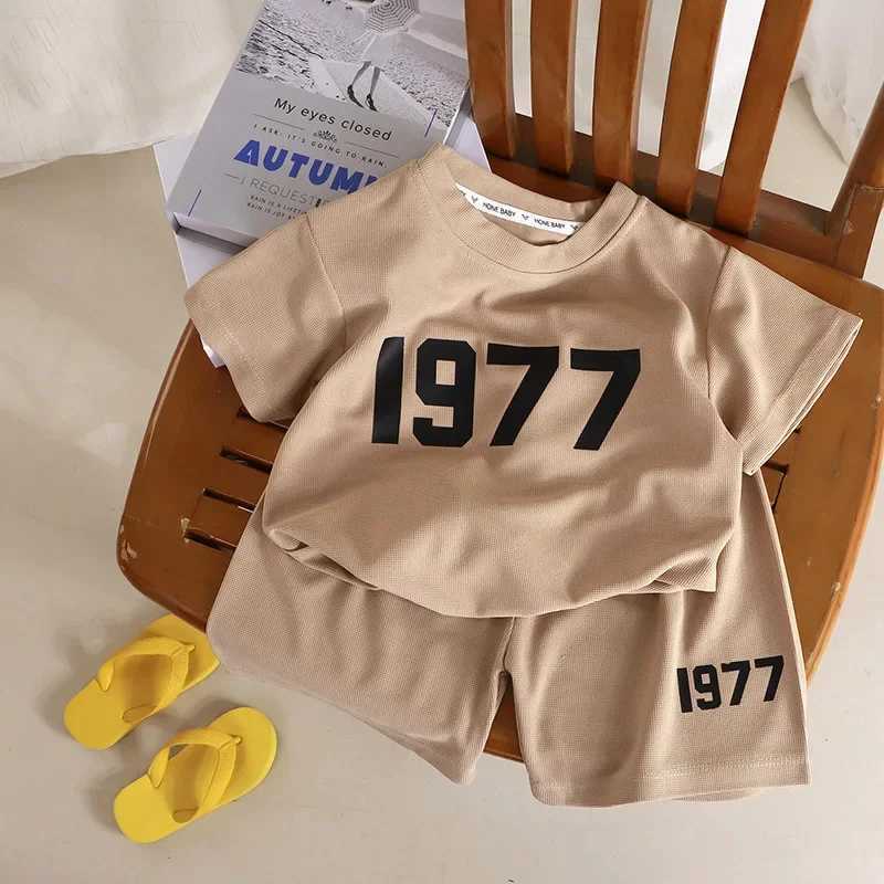 Clothing Sets Summer Baby Boy Clothes Kid Girl 1977 Print Tshirts and Shorts 2pcs Set Childrens Short Sleeve Top Bottom Casual TracksuitY241225E5RY
