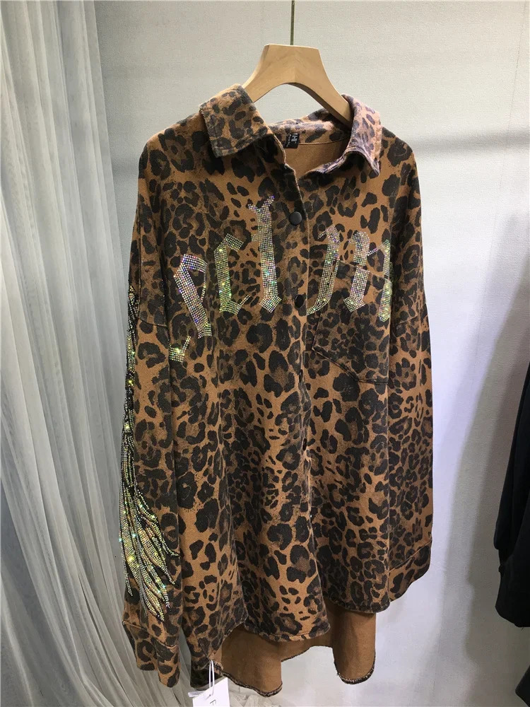 Unisex Diamonds Beaded Wings Denim Shirt Jacket Drilling Leopard Printed Thick Jeans Coat Medium Long Cardigan Tops 241223