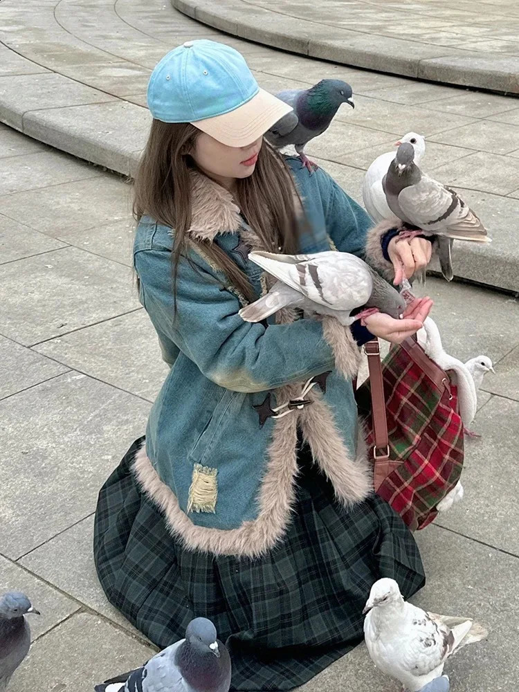 Womens warm thick fur with a lapel jacket windproof Korean fashion winter casual denim jacket 241219