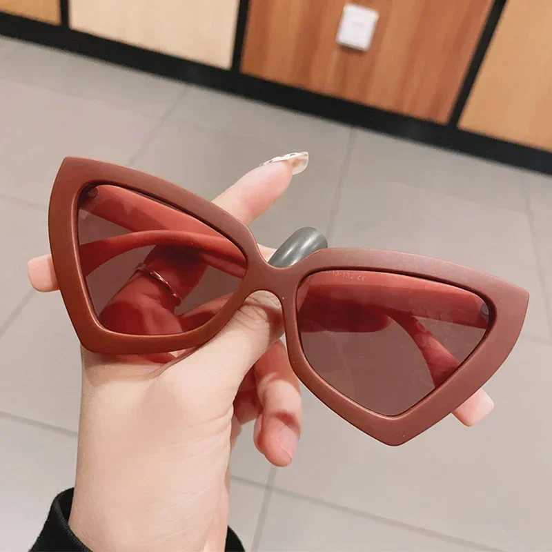 Fashionable cat eyes sun fashion Fem glasses luxurious Irregar frame Popar Wen travel sun waterproof X2412251