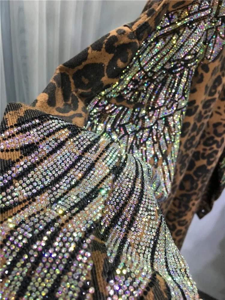 Unisex Diamonds Beaded Wings Denim Shirt Jacket Drilling Leopard Printed Thick Jeans Coat Medium Long Cardigan Tops 241223