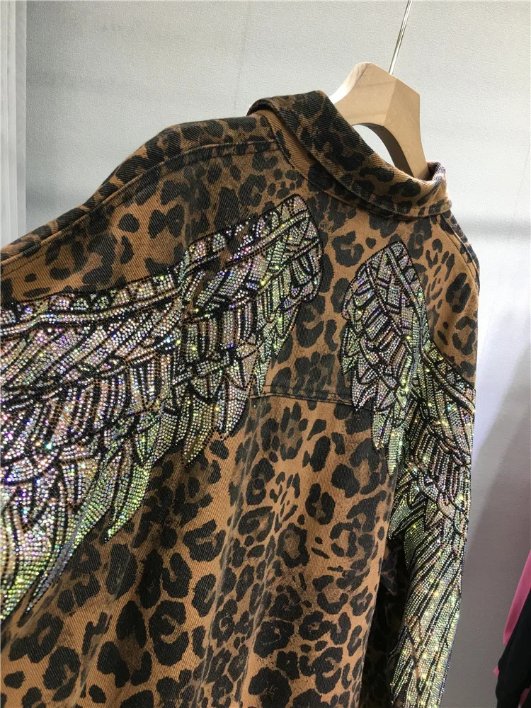Unisex Diamonds Beaded Wings Denim Shirt Jacket Drilling Leopard Printed Thick Jeans Coat Medium Long Cardigan Tops 241223
