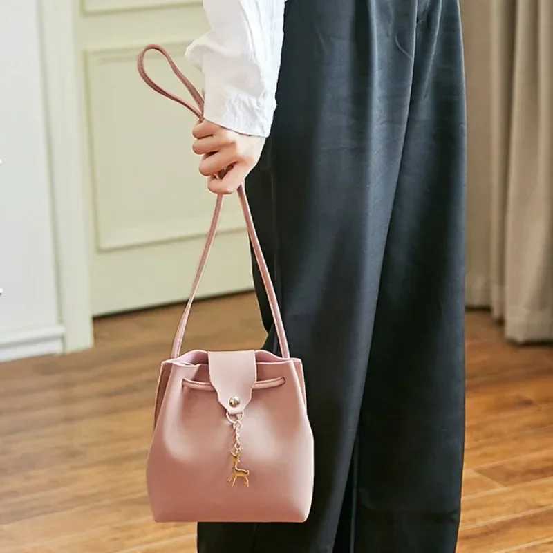 Vintage Deer Tassel Crossbody Bucket Bag PU Leather Luxury Female Shoulder Drstring Bag Solid Fn Crossbody Messenger HandbagXJ241225