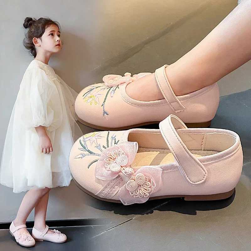 Athletic Outdoor Girls Casual Shoes Spring Autumn New Pink Soft Girls Single Shoes Green Embroidery Flat Kid Girls Small Leather Shoes Sandals H241223