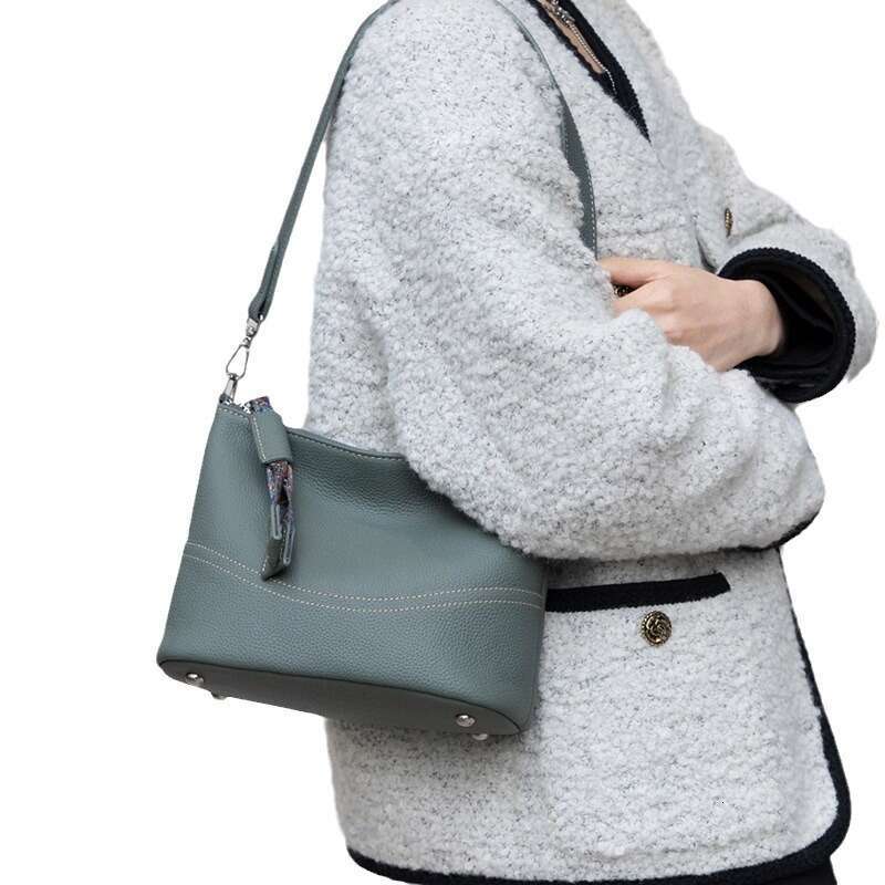 Genuine leather women's 2024 new top layer cowhide shoulder handbag Korean high-end feeling versatile crossbody bucket bag