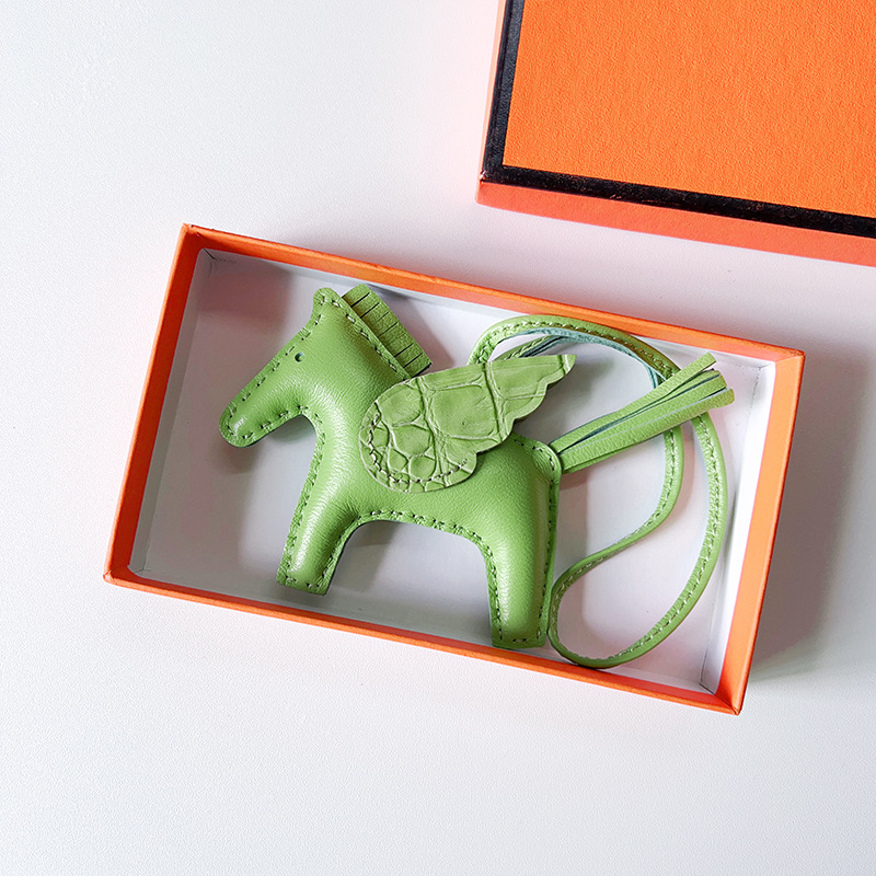 key chains woman Designer Key chain ring Accessories Fashion Pony Backpack Hand sewn real alligator skin Angel Pegasus keychain car pendant 111