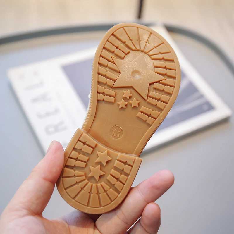 Athletic Outdoor Childrens Boots 1-8 Years Old Khaki Color Padded Boys Girls Leather Shoes Autumn and Winter Soft Non-slip Kid Baby Martin Boots H2412